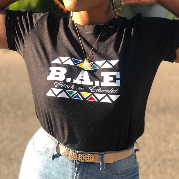 T-Shirt - Picture 1 of 7